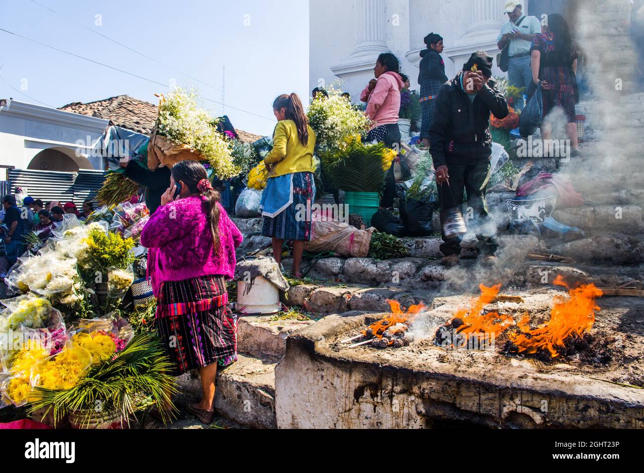 Rituali pittoreschi e offerte di fiori sulle scale di Santo Tomas, Chichicastenango, Chichicastenango, Guatemala Foto Stock