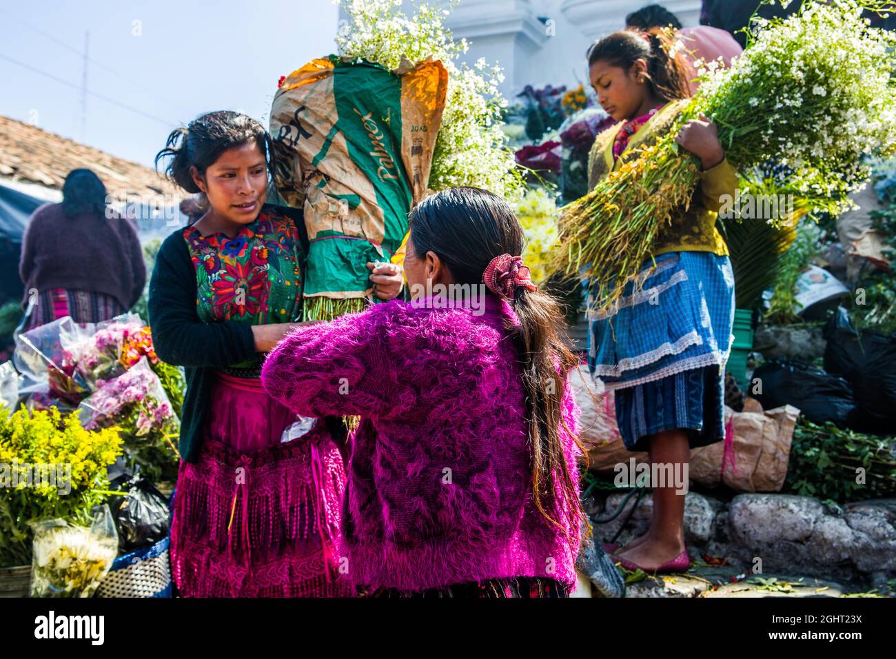 Rituali pittoreschi e offerte di fiori sulle scale di Santo Tomas, Chichicastenango, Chichicastenango, Guatemala Foto Stock