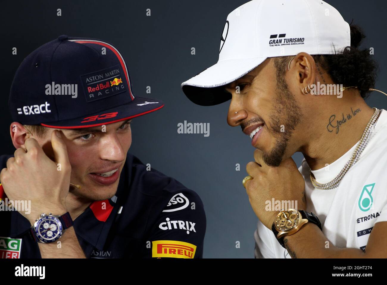 (Da L a R): Max Verstappen (NLD) Red Bull Racing con Lewis Hamilton (GBR) Mercedes AMG F1 nella FIA Press Conference. 14.03.2019. Formula 1 World Championship, Rd 1, Australian Grand Prix, Albert Park, Melbourne, Australia, giorno di preparazione. Il credito fotografico dovrebbe essere: XPB/Press Association Images. Foto Stock