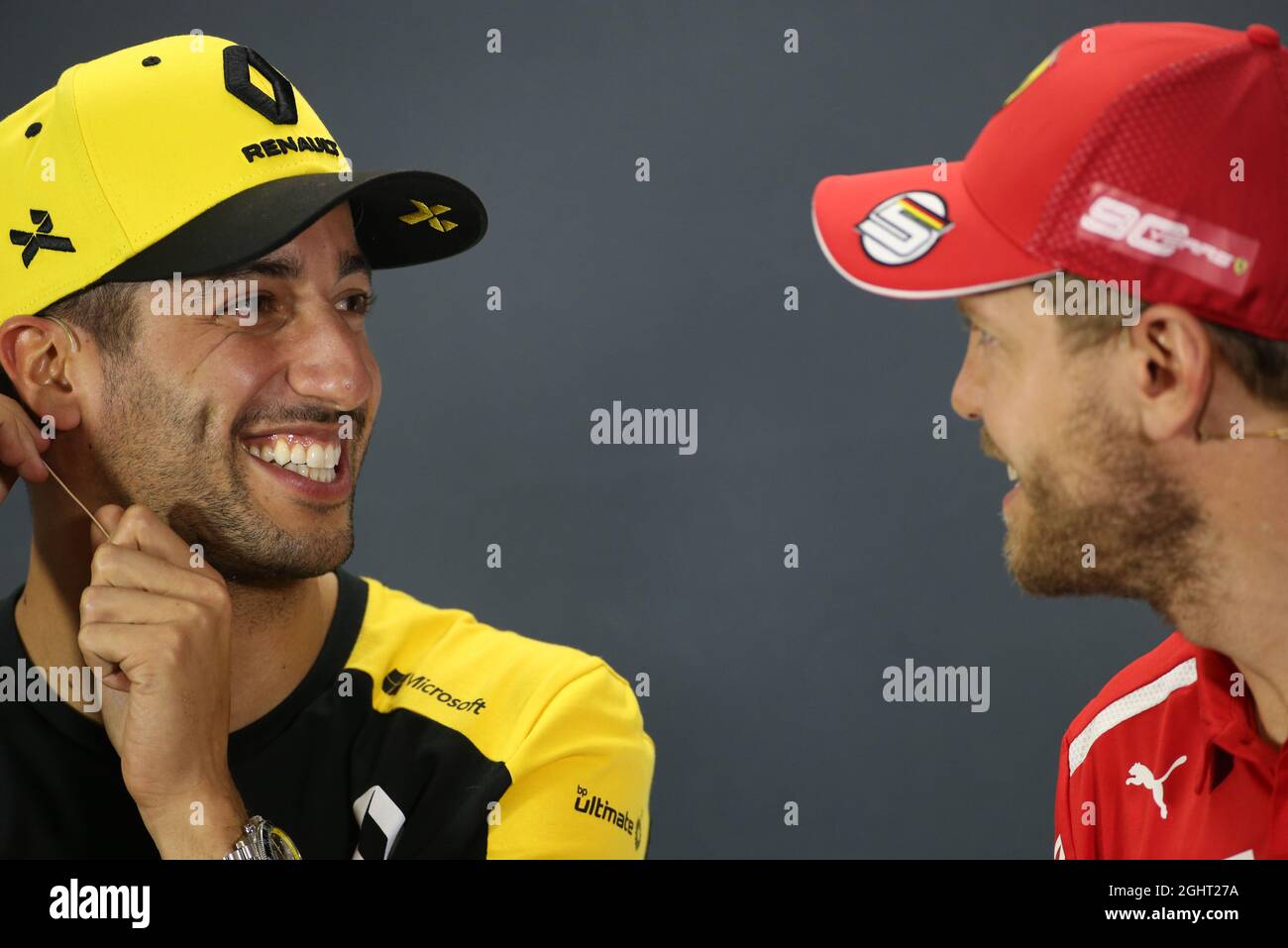(Da L a R): Daniel Ricciardo (AUS) Team Renault F1 e Sebastian Vettel (GER) Ferrari alla FIA Press Conference. 14.03.2019. Formula 1 World Championship, Rd 1, Australian Grand Prix, Albert Park, Melbourne, Australia, giorno di preparazione. Il credito fotografico dovrebbe essere: XPB/Press Association Images. Foto Stock
