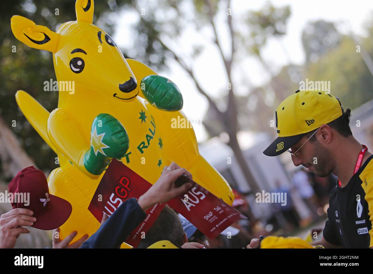 Daniel Ricciardo (AUS) Renault F1 Team firma autografi per i fan. 17.03.2019. Formula 1 World Championship, Rd 1, Australian Grand Prix, Albert Park, Melbourne, Australia, Race Day. Il credito fotografico dovrebbe essere: XPB/Press Association Images. Foto Stock