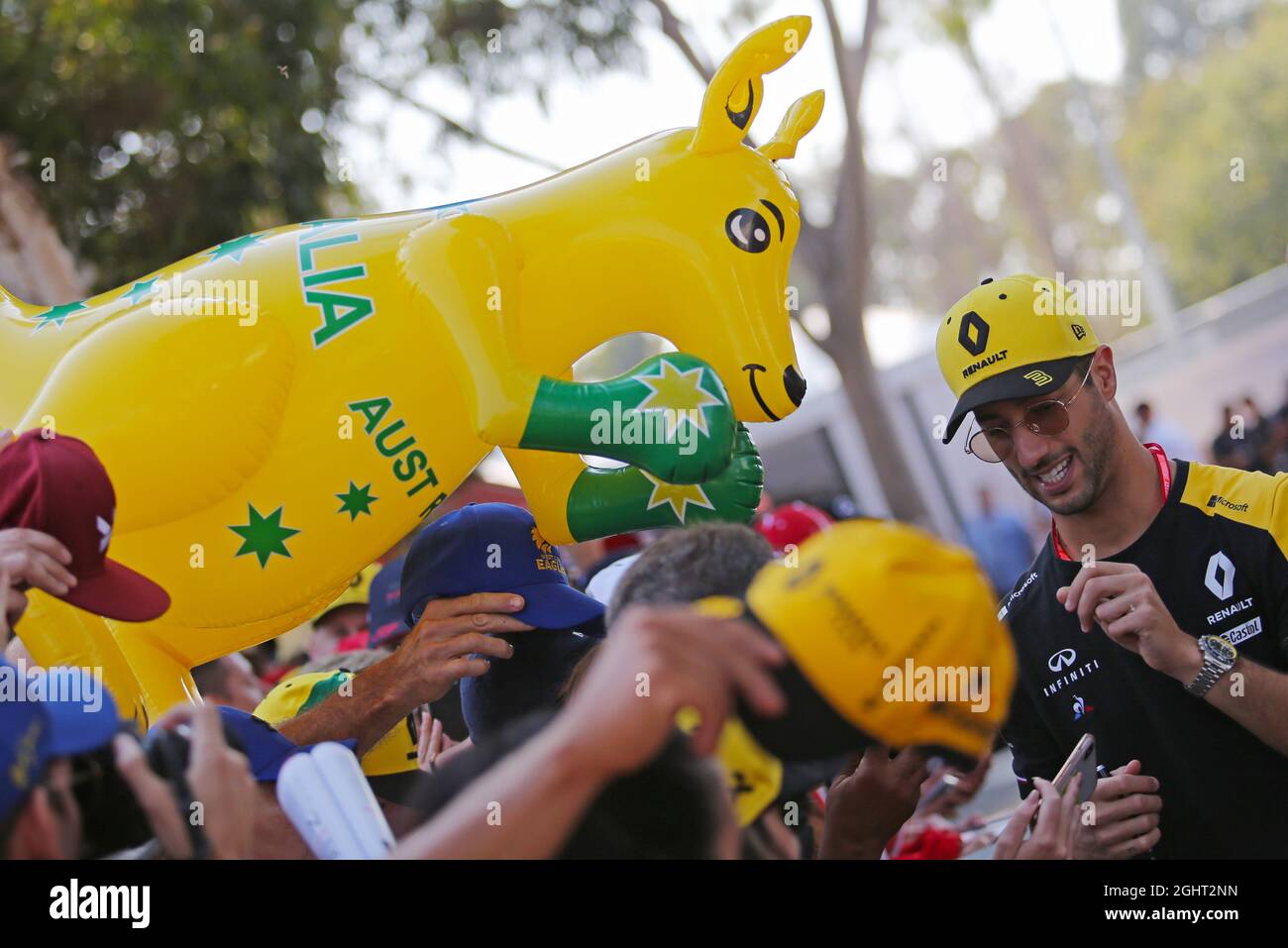 Daniel Ricciardo (AUS) Renault F1 Team firma autografi per i fan. 17.03.2019. Formula 1 World Championship, Rd 1, Australian Grand Prix, Albert Park, Melbourne, Australia, Race Day. Il credito fotografico dovrebbe essere: XPB/Press Association Images. Foto Stock