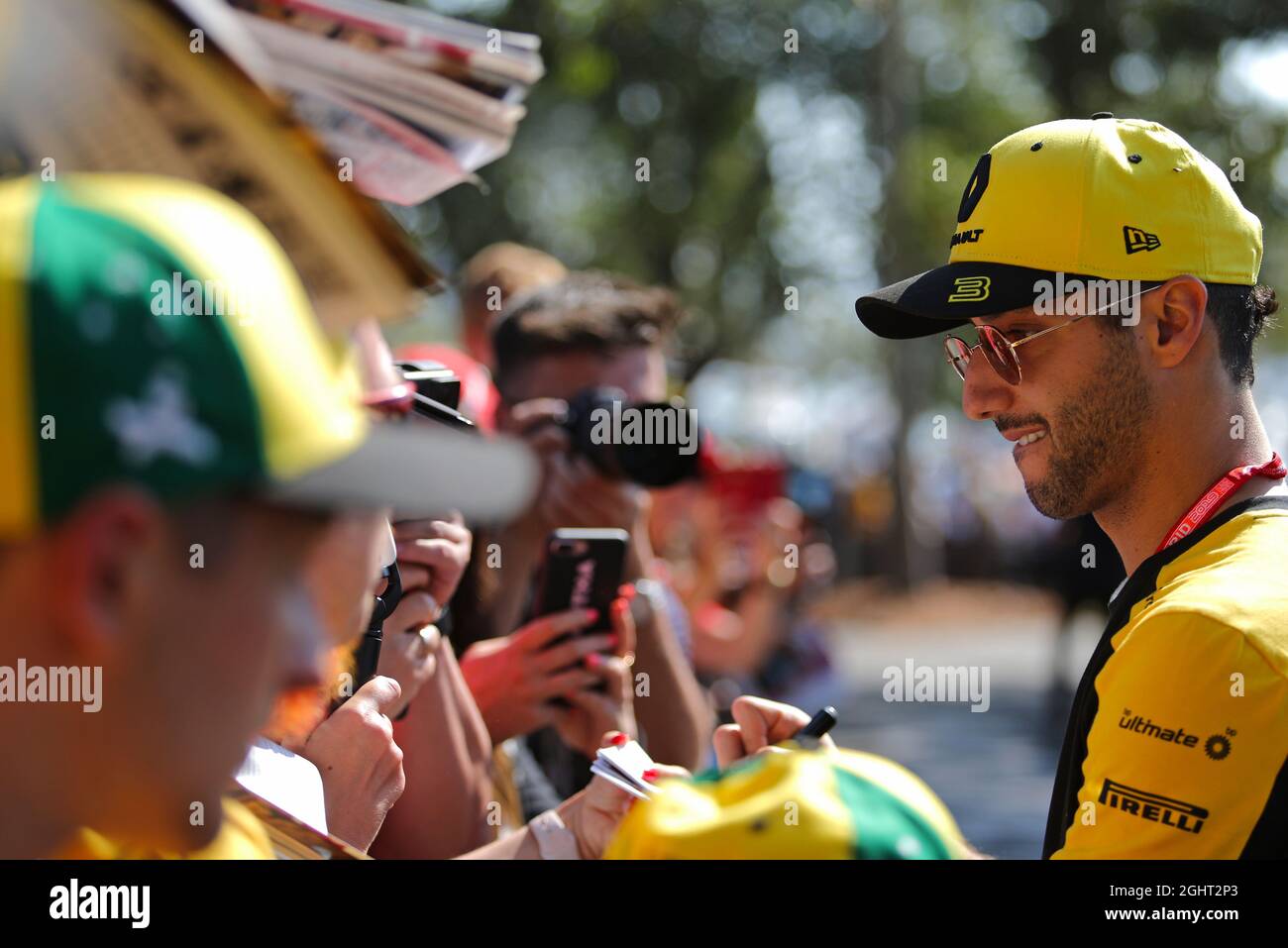 Daniel Ricciardo (AUS) Renault F1 Team firma autografi per i fan. 17.03.2019. Formula 1 World Championship, Rd 1, Australian Grand Prix, Albert Park, Melbourne, Australia, Race Day. Il credito fotografico dovrebbe essere: XPB/Press Association Images. Foto Stock