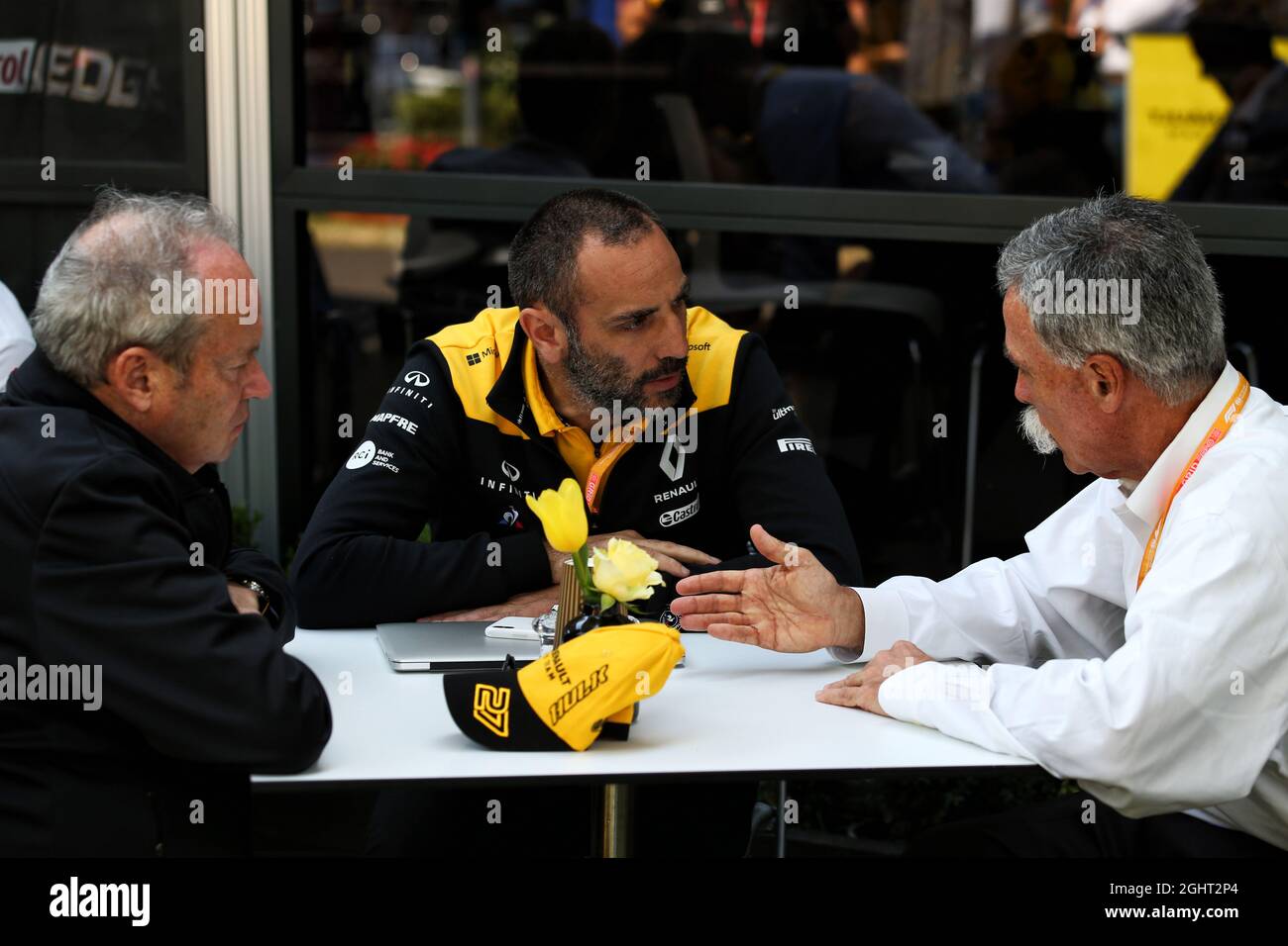 (Da L a R): Jerome Stoll (fra) Presidente Renault Sport F1 con Cyril Abiteboul (fra) Amministratore Delegato Renault Sport F1 e Chase Carey (USA) Presidente del Gruppo Formula uno. 17.03.2019. Formula 1 World Championship, Rd 1, Australian Grand Prix, Albert Park, Melbourne, Australia, Race Day. Il credito fotografico dovrebbe essere: XPB/Press Association Images. Foto Stock