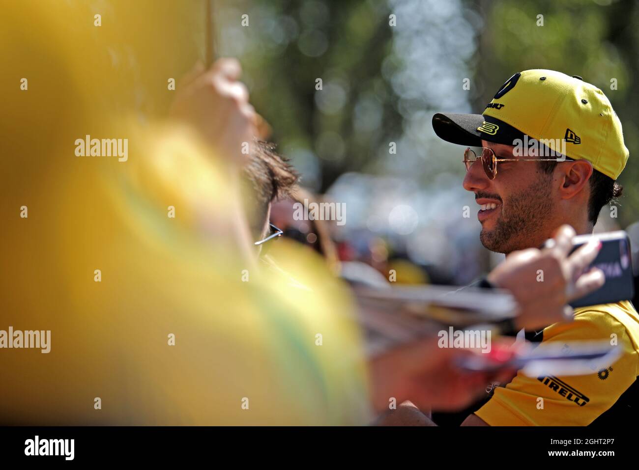Daniel Ricciardo (AUS) Renault F1 Team firma autografi per i fan. 17.03.2019. Formula 1 World Championship, Rd 1, Australian Grand Prix, Albert Park, Melbourne, Australia, Race Day. Il credito fotografico dovrebbe essere: XPB/Press Association Images. Foto Stock