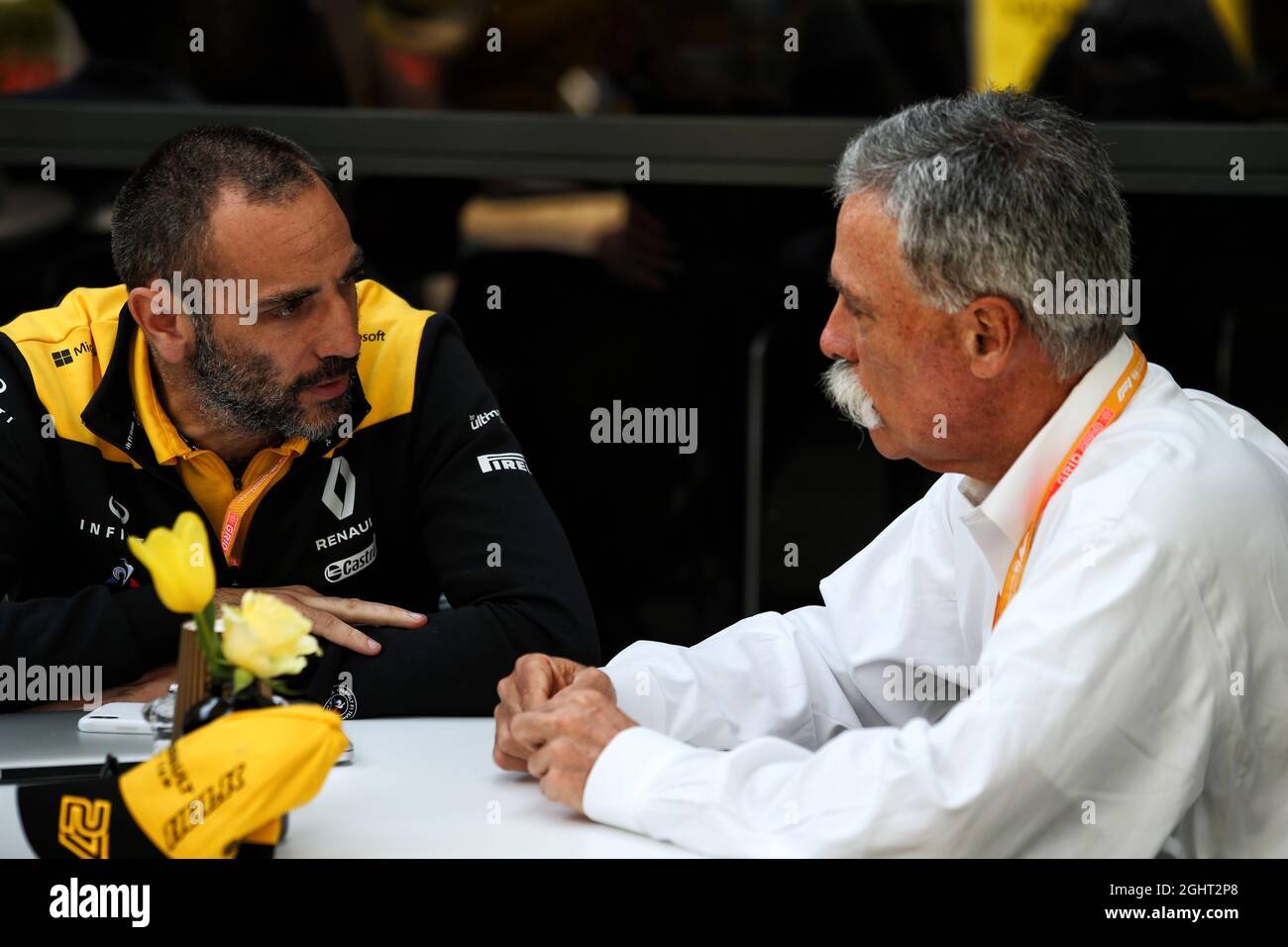 (Da L a R): Cyril Abiteboul (fra) Amministratore Delegato Renault Sport F1 con Chase Carey (USA) Presidente del Gruppo di Formula uno. 17.03.2019. Formula 1 World Championship, Rd 1, Australian Grand Prix, Albert Park, Melbourne, Australia, Race Day. Il credito fotografico dovrebbe essere: XPB/Press Association Images. Foto Stock