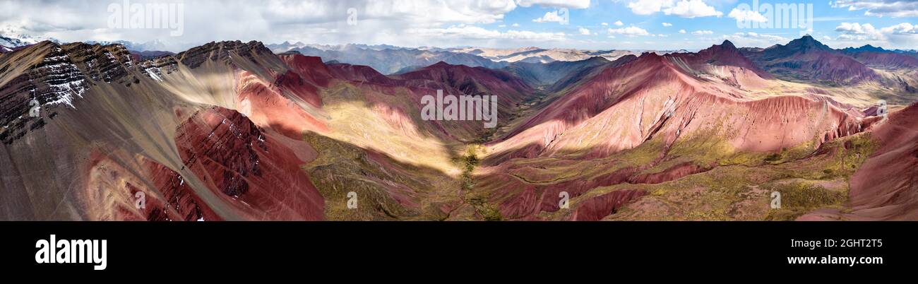 Valle Rossa vicino al Monte Arcobaleno Vinicunca in Perù Foto Stock