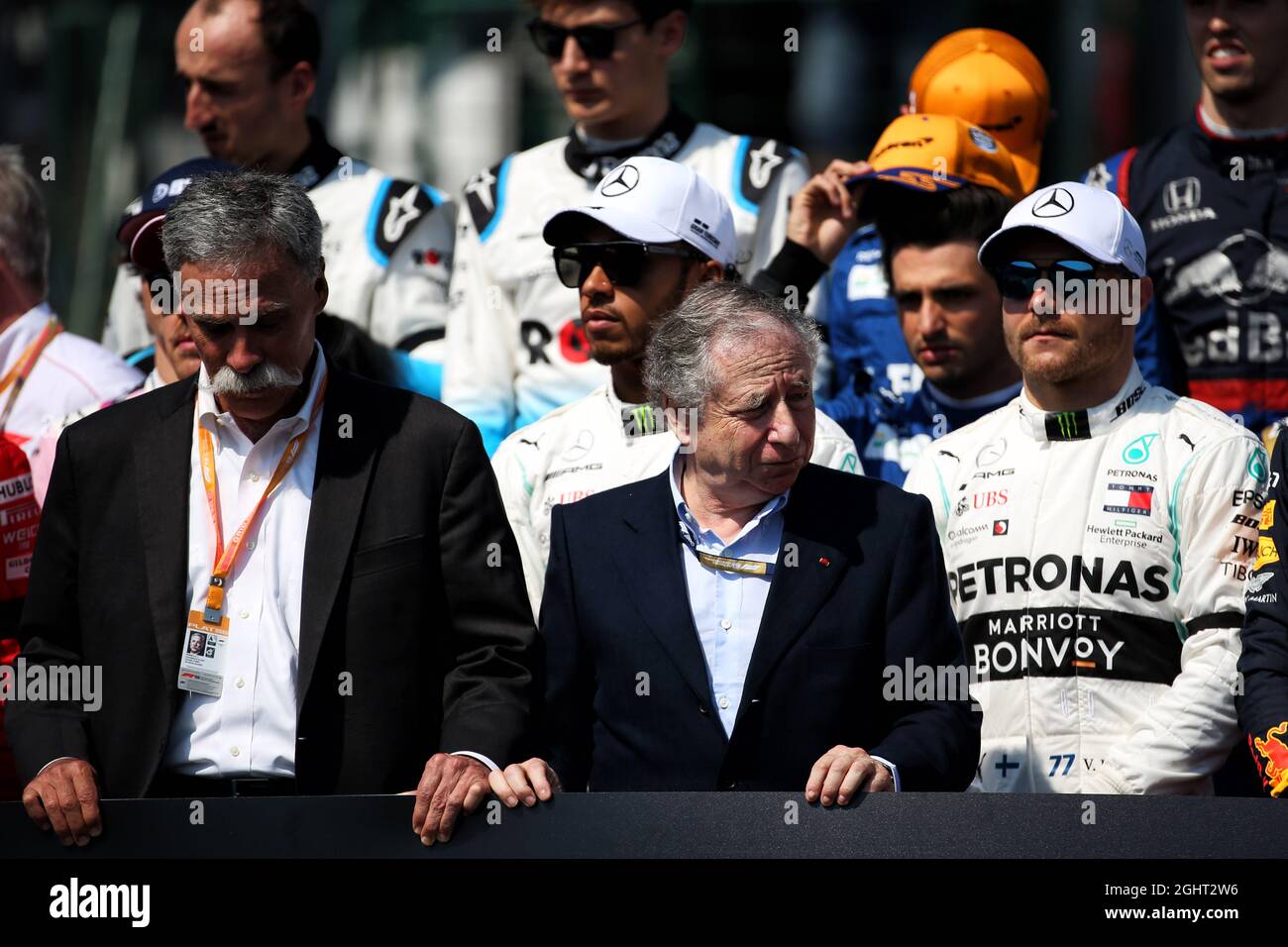 Chase Carey (USA) Presidente del Gruppo di Formula uno; Jean Todt (fra) Presidente FIA; e i piloti rendono omaggio a Charlie Whiting. 17.03.2019. Formula 1 World Championship, Rd 1, Australian Grand Prix, Albert Park, Melbourne, Australia, Race Day. Il credito fotografico dovrebbe essere: XPB/Press Association Images. Foto Stock