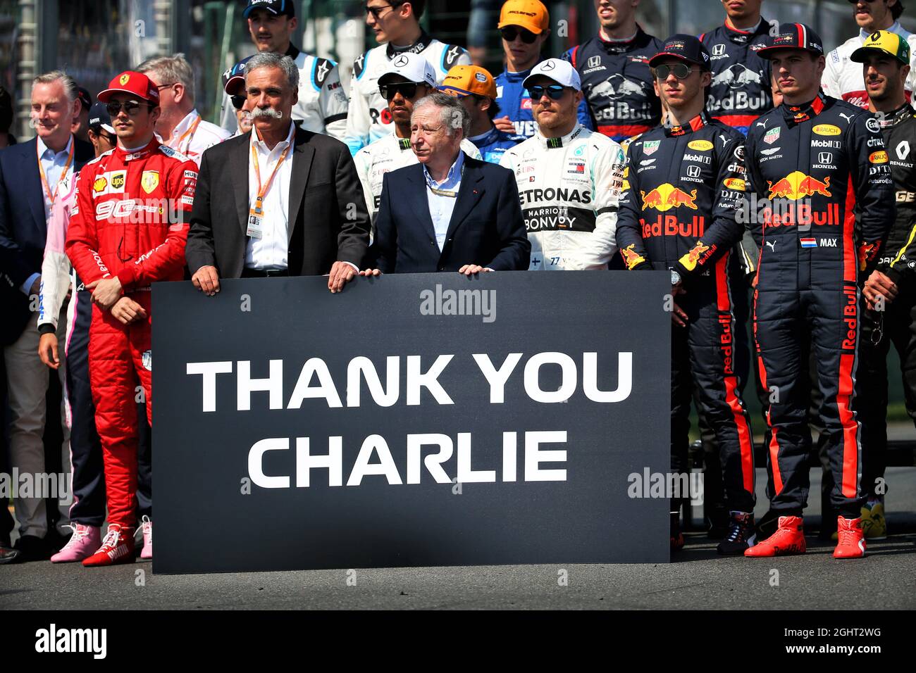 Chase Carey (USA) Presidente del Gruppo di Formula uno; Jean Todt (fra) Presidente FIA; e i piloti rendono omaggio a Charlie Whiting. 17.03.2019. Formula 1 World Championship, Rd 1, Australian Grand Prix, Albert Park, Melbourne, Australia, Race Day. Il credito fotografico dovrebbe essere: XPB/Press Association Images. Foto Stock