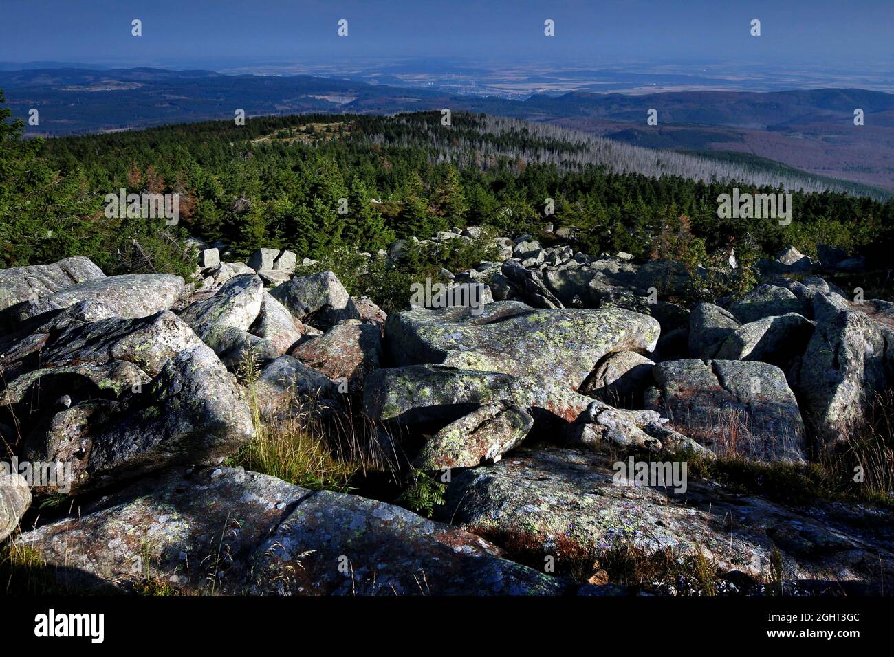 Vista dei Monti Harz dalla cima del Brocken, blocchi di granito, Blocksberg, altopiano di cima, Harz Parco Nazionale, Schierke, Werningerode, Harz Foto Stock