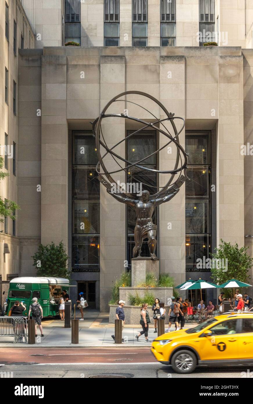 Atlas tenendo premuto il cielo (volta celeste) Statua (sfera armillare) nel Centro Rockefeller, NYC Foto Stock