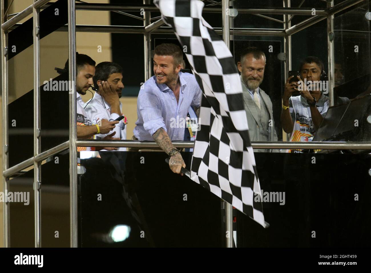 David Beckham (GBR) l'ex giocatore di calcio sventola la bandiera a scacchi alla fine della gara. 31.03.2019. Formula 1 World Championship, Rd 2, Bahrain Grand Prix, Sakhir, Bahrain, Giorno di gara. Il credito fotografico dovrebbe essere: XPB/Press Association Images. Foto Stock