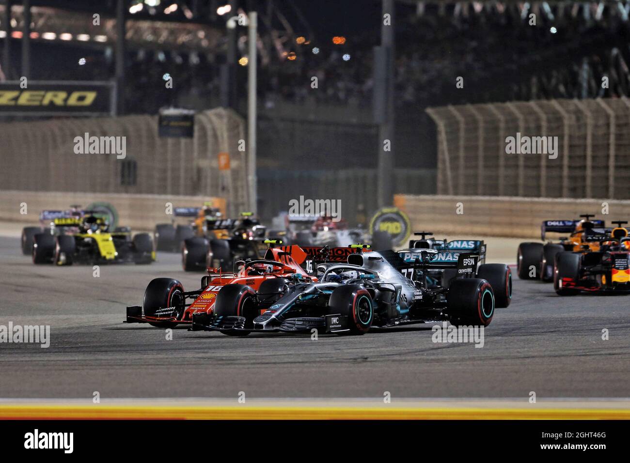 Valtteri Bottas (fin) Mercedes AMG F1 W10 e Charles Leclerc (MON) Ferrari SF90 al via della gara. 31.03.2019. Formula 1 World Championship, Rd 2, Bahrain Grand Prix, Sakhir, Bahrain, Giorno di gara. Il credito fotografico dovrebbe essere: XPB/Press Association Images. Foto Stock