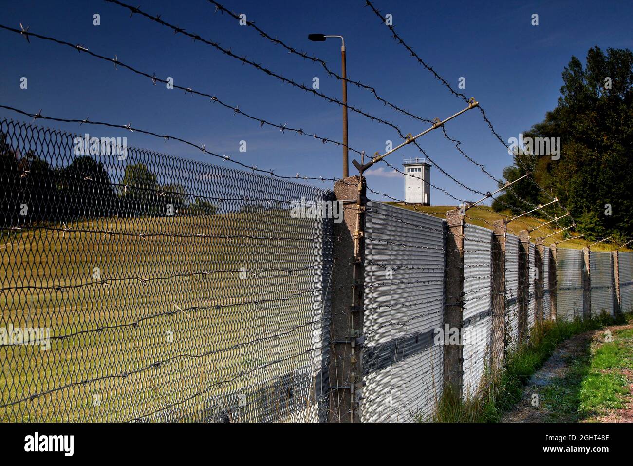 Fortificazione di confine con recinzione di confine, recinzione in metallo espanso, recinzione di confine, recinzione in filo spinato, percorso a colonna, percorso piastra perforata, osservazione Foto Stock