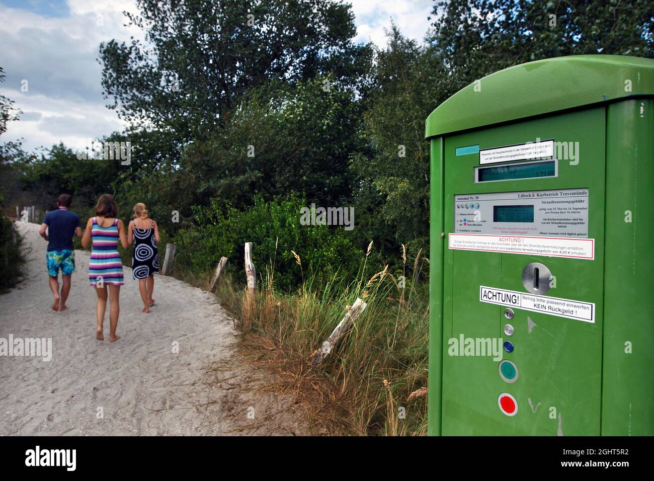 Bancomat, ingresso per la spiaggia del Mar Baltico della penisola Priwall alla foce del fiume trave, spiaggia di sabbia, Kolonnenweg, Lochplattenweg Foto Stock