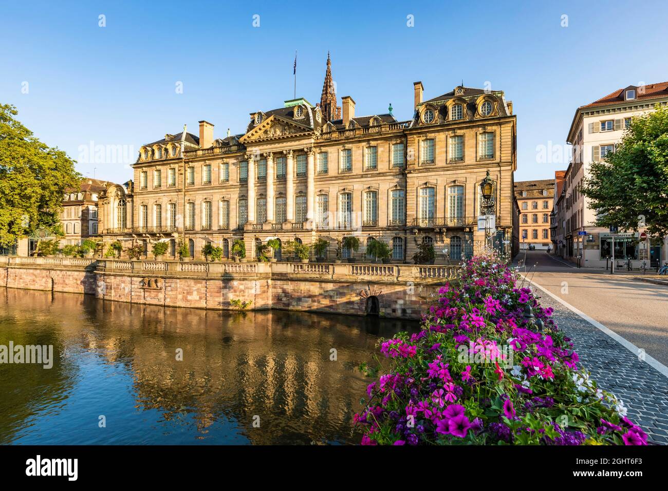 Palais Rohan sulle rive del Ill, Strasburgo, Alsazia, Francia Foto Stock