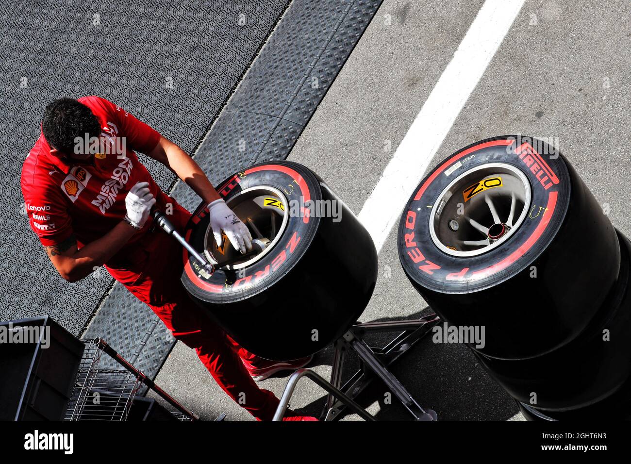 Meccanico Ferrari che lavora dietro i camion nel paddock. 09.05.2019. Formula 1 World Championship, Rd 5, Gran Premio di Spagna, Barcellona, Spagna, Giorno di preparazione. Il credito fotografico dovrebbe essere: XPB/Press Association Images. Foto Stock