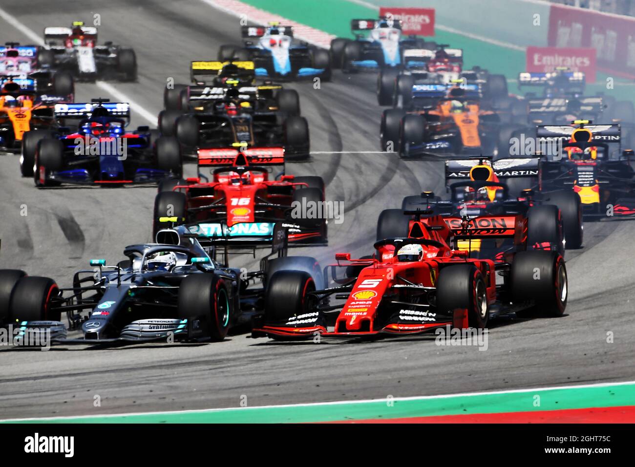 (Da L a R): Valtteri Bottas (fin) Mercedes AMG F1 W10 e Sebastian Vettel (GER) Ferrari SF90 al via della gara. 12.05.2019. Formula 1 World Championship, Rd 5, Gran Premio di Spagna, Barcellona, Spagna, Giorno di gara. Il credito fotografico dovrebbe essere: XPB/Press Association Images. Foto Stock