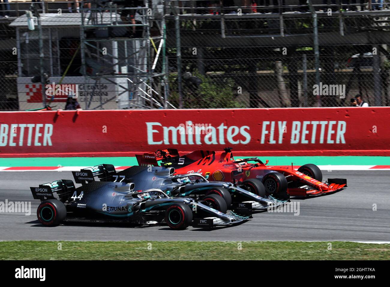 Lewis Hamilton (GBR) Mercedes AMG F1 W10, Valtteri Bottas (fin) Mercedes AMG F1 W10, e Sebastian Vettel (GER) Ferrari SF90, al via della gara. 12.05.2019. Formula 1 World Championship, Rd 5, Gran Premio di Spagna, Barcellona, Spagna, Giorno di gara. Il credito fotografico dovrebbe essere: XPB/Press Association Images. Foto Stock