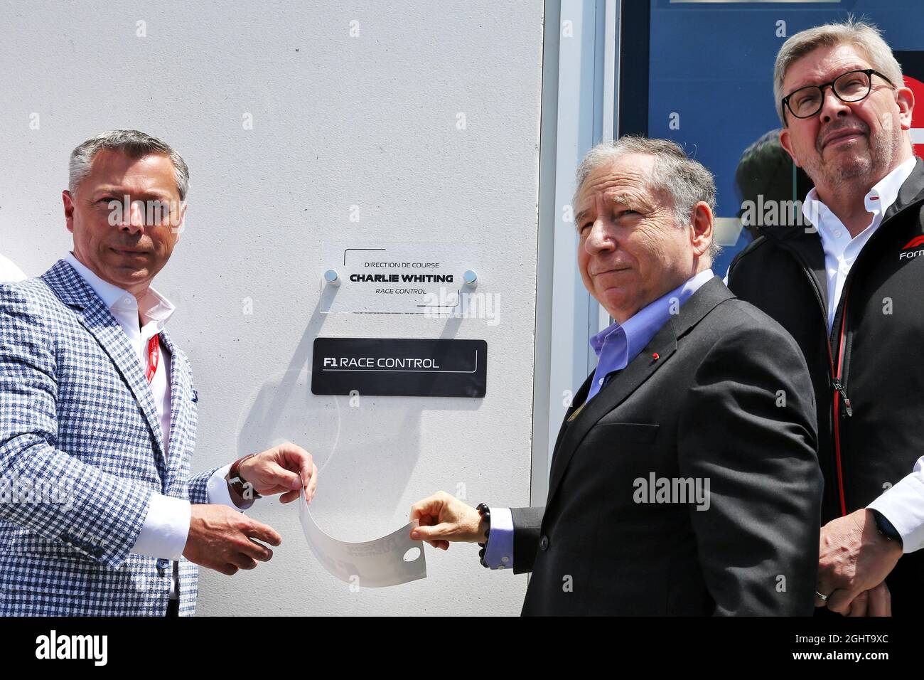 (Da L a R): Francois Dumontier (CDN) Promotore del GP canadese; Jean Todt (fra) Presidente FIA; e Ross Brawn (GBR) Managing Director, Motor Sports, svelano una targa a Charlie Whiting. 08.06.2019. Formula 1 World Championship, Rd 7, Canadian Grand Prix, Montreal, Canada, Giorno di qualificazione. Il credito fotografico dovrebbe essere: XPB/Press Association Images. Foto Stock