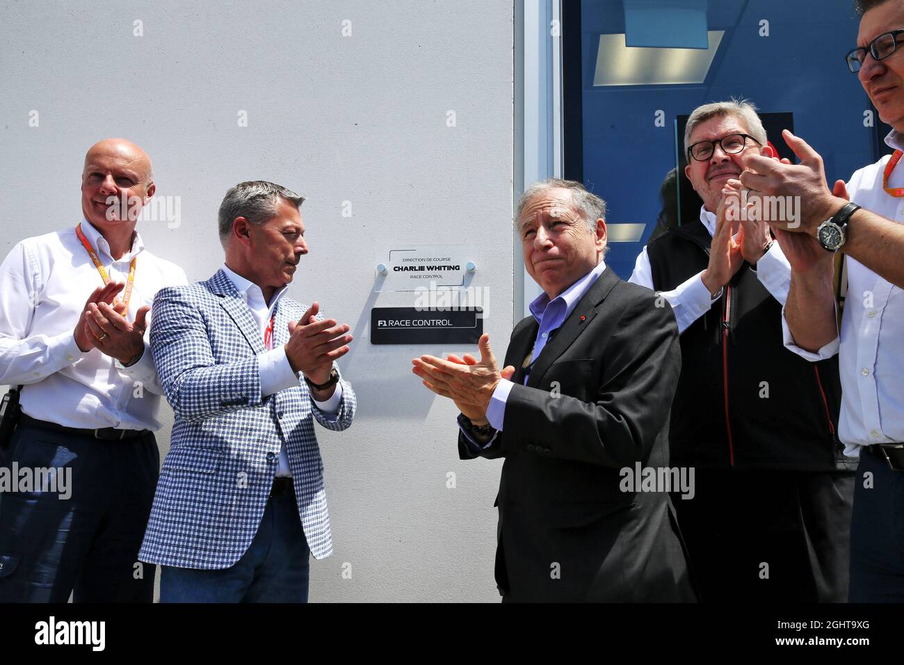 (Da L a R): Francois Dumontier (CDN) Promotore del GP canadese; Jean Todt (fra) Presidente FIA; e Ross Brawn (GBR) Managing Director, Motor Sports, svelano una targa a Charlie Whiting. 08.06.2019. Formula 1 World Championship, Rd 7, Canadian Grand Prix, Montreal, Canada, Giorno di qualificazione. Il credito fotografico dovrebbe essere: XPB/Press Association Images. Foto Stock