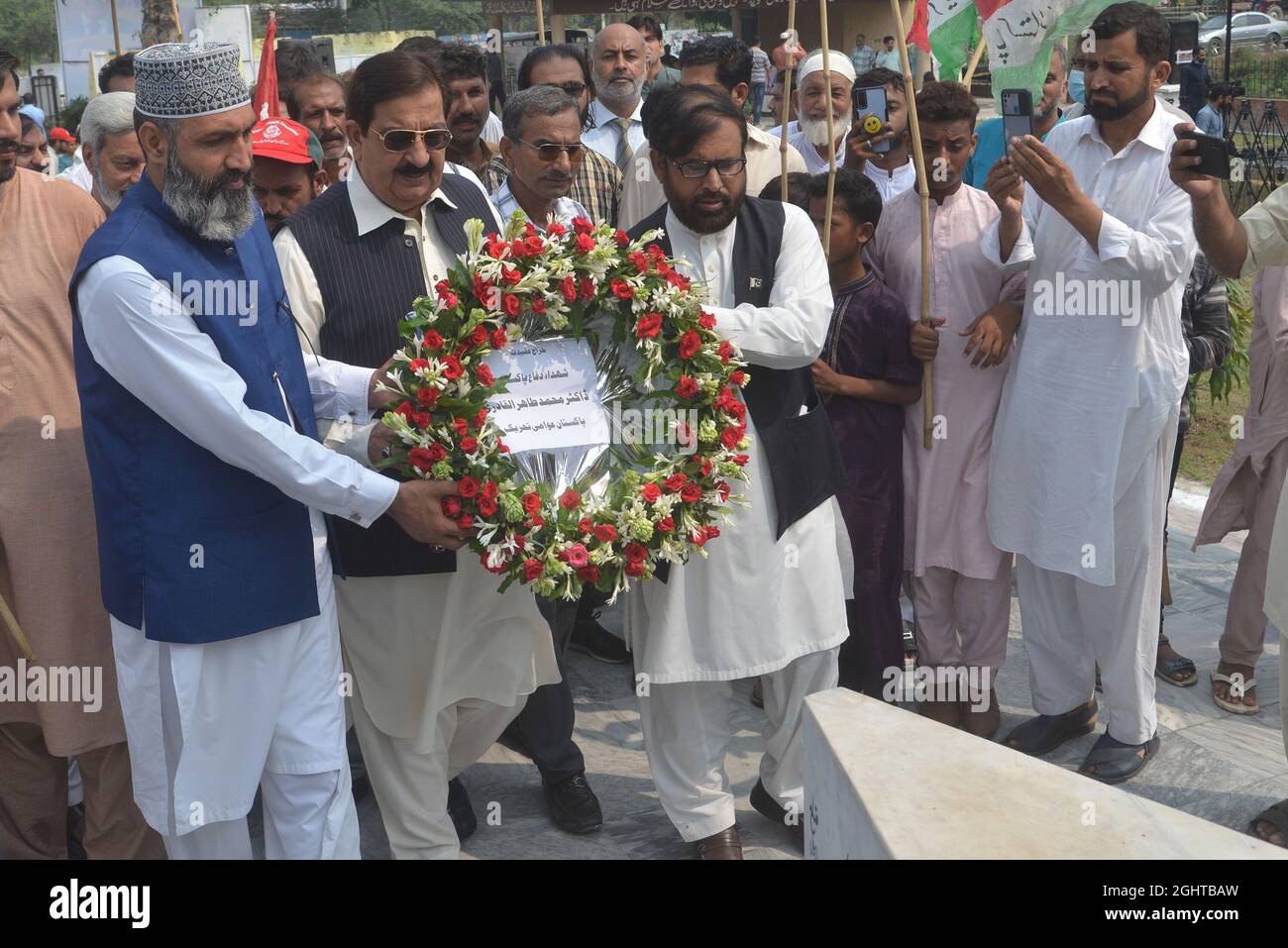 Lahore, Pakistan. 06 settembre 2021. I soldati dell'esercito pakistano, i commercianti e i cittadini prendono parte ad una cerimonia ad un memoriale di guerra per celebrare la Giornata della difesa pakistana, mentre rendono omaggio ai loro compagni che hanno perso la vita durante la guerra India-Pakistan nel 1965' a Lahore. Il Pakistan ha celebrato la sua Giornata della Difesa, segnando la guerra del 1965 con l'India sulla disputata regione del Kashmir. (Foto di Rana Sajid Hussain/Pacific Press/Sipa USA) Credit: Sipa USA/Alamy Live News Foto Stock