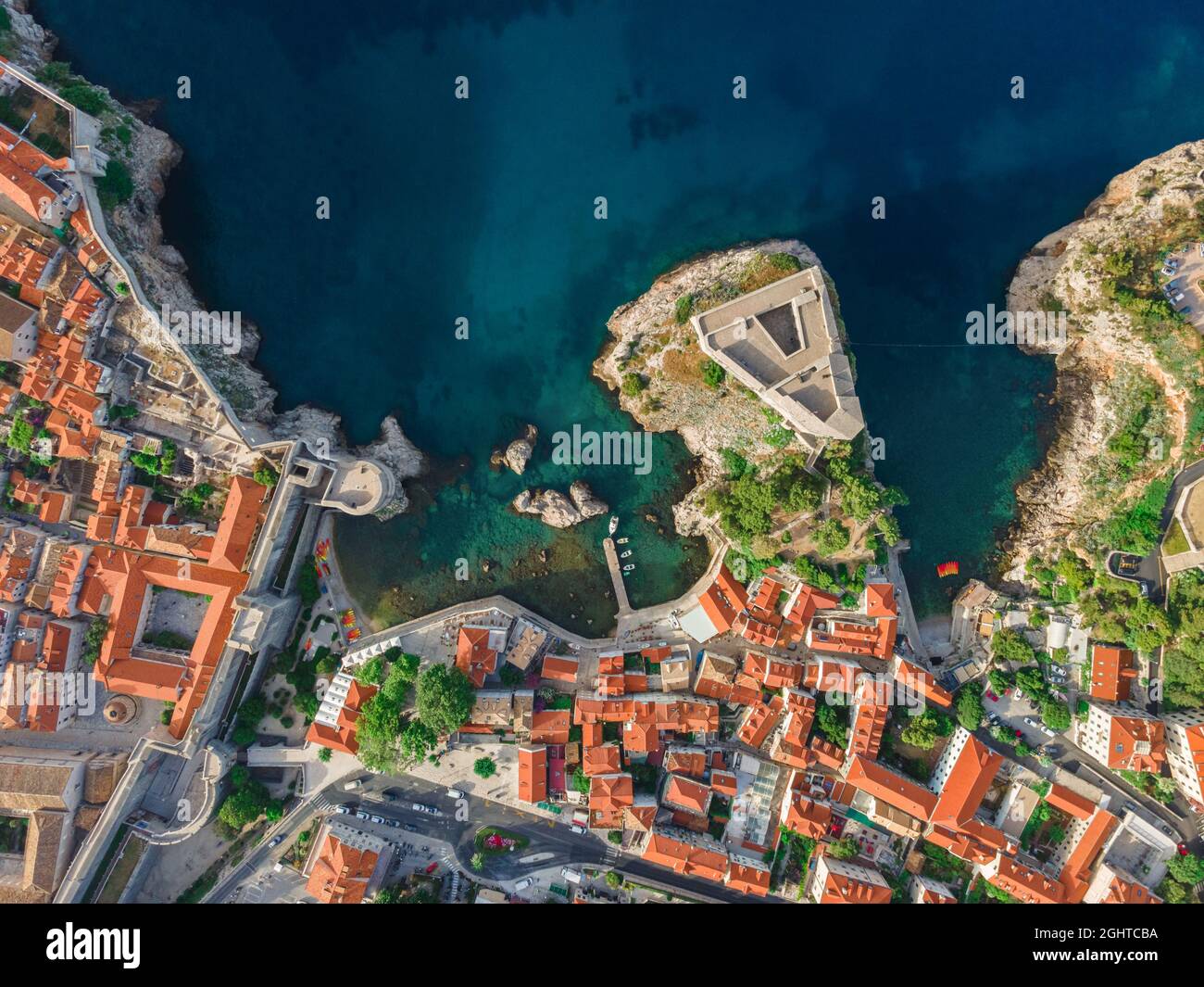 Dubrovnik, Croazia. Vista aerea del centro storico con tetti e mare Adriatico. Vista dall'alto dal drone. Destinazione estiva Foto Stock