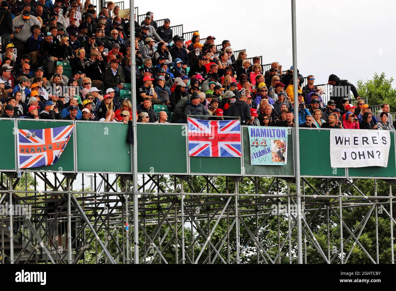 Tifosi in tribuna. 14.07.2019. Formula 1 World Championship, Rd 10, Gran Premio di Gran Bretagna, Silverstone, Inghilterra, Giorno di gara. Il credito fotografico dovrebbe essere: XPB/Press Association Images. Foto Stock