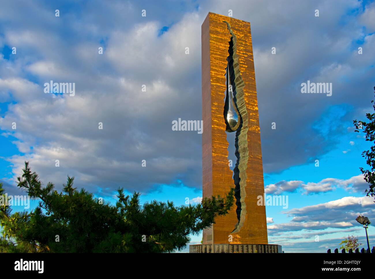 Lacrima Drop Memorial, il dono agli Stati Uniti da parte del popolo russo come memoriale per le vittime degli attacchi del 11 settembre 2001, su un parziale Foto Stock