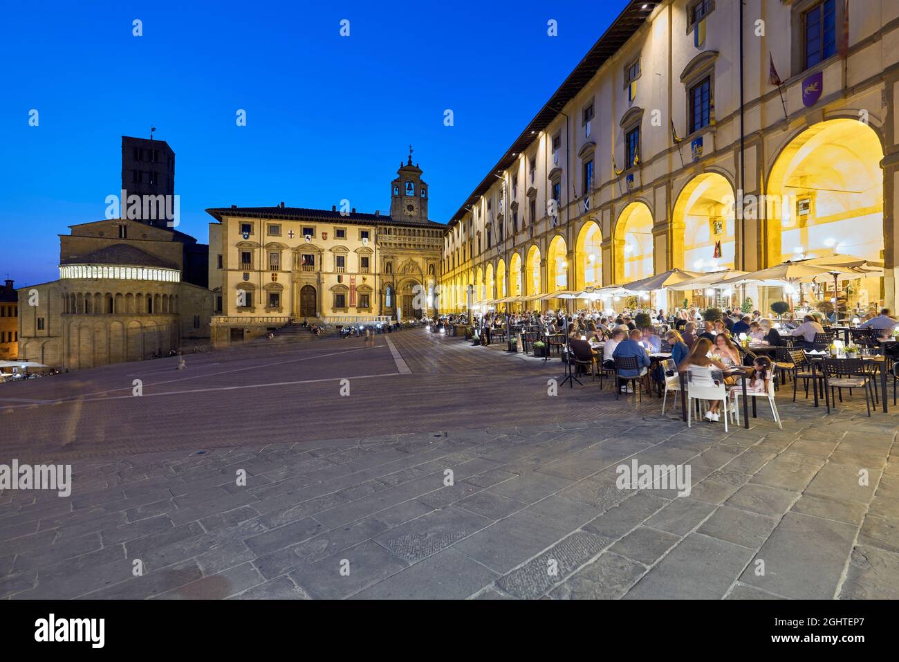 Arezzo Toscana Italia. Piazza Grande al tramonto. Persone che mangiano fuori Foto Stock