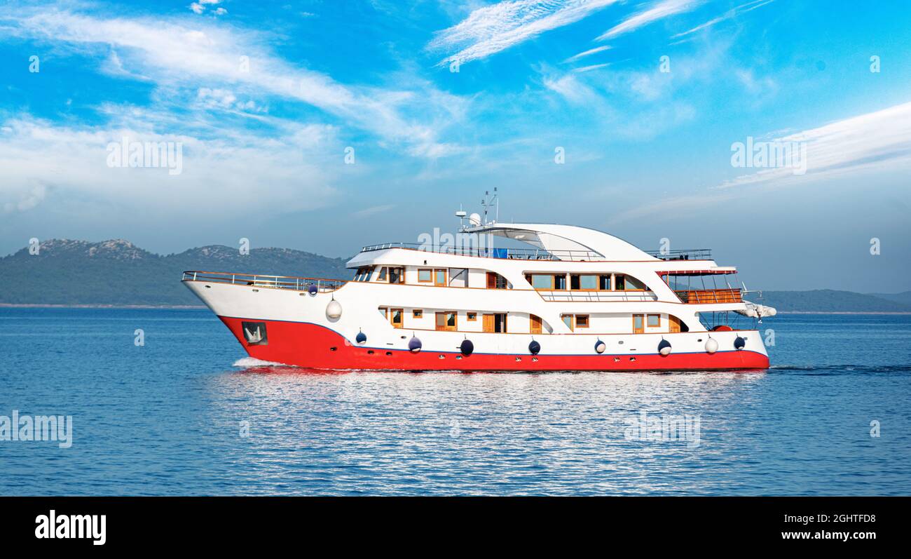 Nave da diporto sulle onde del mare. Foto Stock