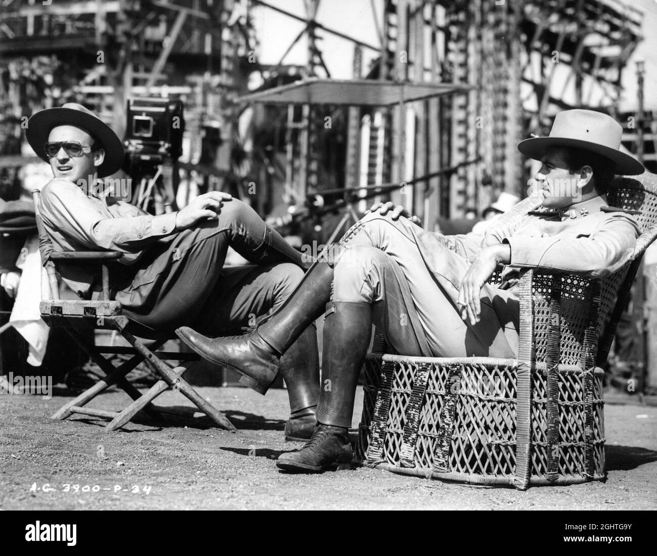 DAVID NIVEN e GARY COOPER sul set candid durante la pausa nelle riprese del REGISTA DELLA GLORIA REALE 1939 HENRY HATHAWAY The Samuel Goldwyn Company / United Artists Foto Stock