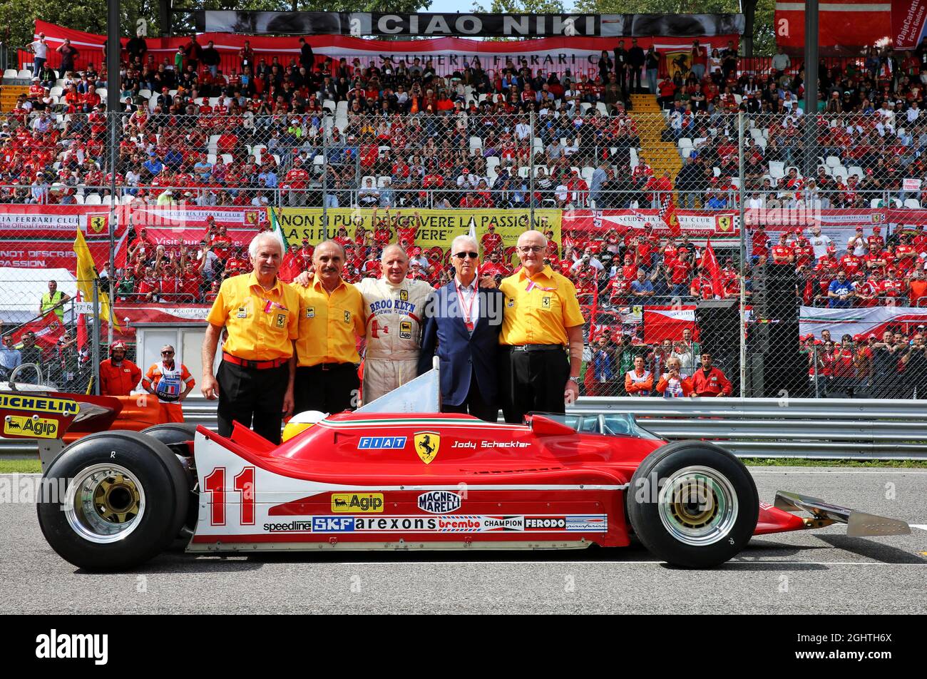 Jody Scheckter (RSA) con la sua Ferrari 312T4 del 1979, i suoi meccanici, e Piero Ferrari (ITA) vice presidente Ferrari. 08.09.2019. Campionato del mondo formula 1, Rd 14, Gran Premio d'Italia, Monza, Italia, Giorno di gara. Il credito fotografico dovrebbe essere: XPB/Press Association Images. Foto Stock