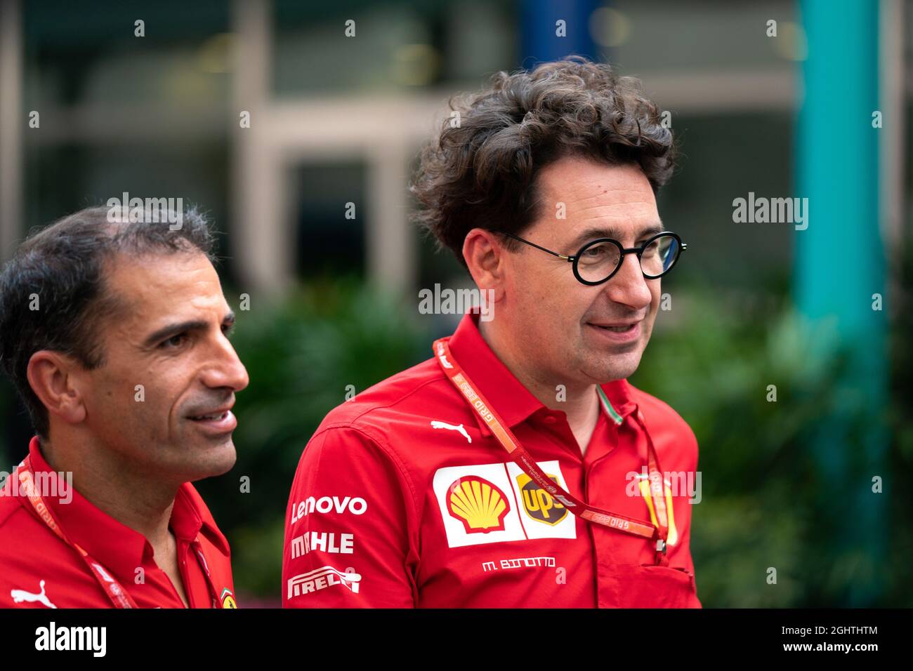 Mattia Binotto (ITA) Ferrari Team Principal con Marc gene (ESP) Ferrari Test driver. 19.09.2019. Formula 1 World Championship, Rd 15, Singapore Grand Prix, Marina Bay Street Circuit, Singapore, Preparation Day. Il credito fotografico dovrebbe essere: XPB/Press Association Images. Foto Stock