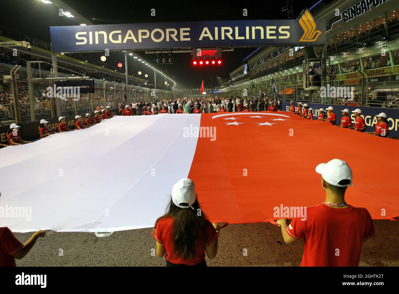 La griglia osserva l'inno nazionale. 22.09.2019. Formula 1 World Championship, Rd 15, Singapore Grand Prix, Marina Bay Street Circuit, Singapore, Race Day. Il credito fotografico dovrebbe essere: XPB/Press Association Images. Foto Stock