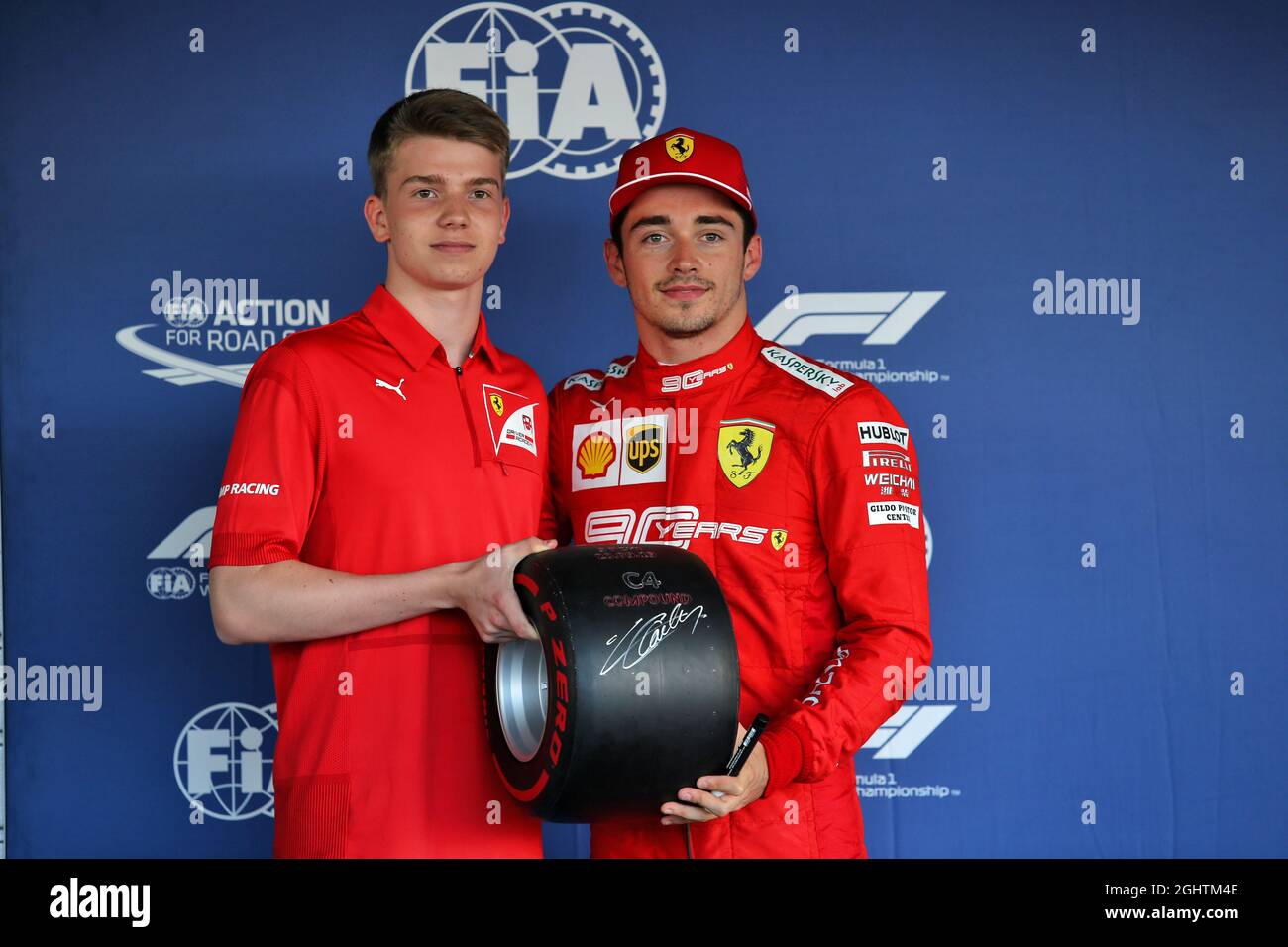 Charles Leclerc (MON) Ferrari celebra il suo Pirelli Pole position award  con Robert Shwartzman (RUS) Ferrari Academy driver e 2019 F3 campione con  Prema Racing. 28.09.2019. Formula 1 World Championship, Rd 16,