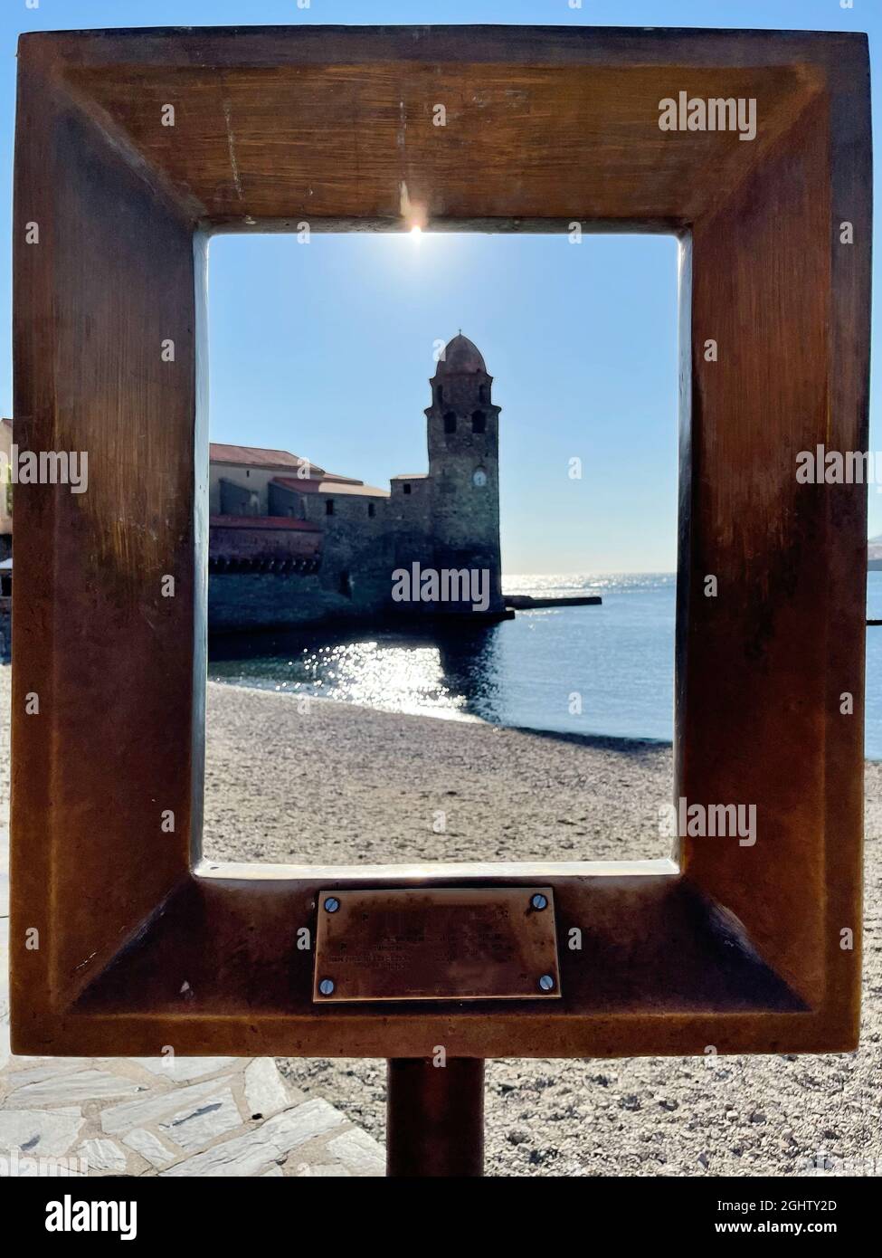 Vista della Chiesa di nostra Signora degli Angeli, attraverso una cornice in metallo sulla spiaggia, Collioure, Pirenei Orientali, Francia Foto Stock