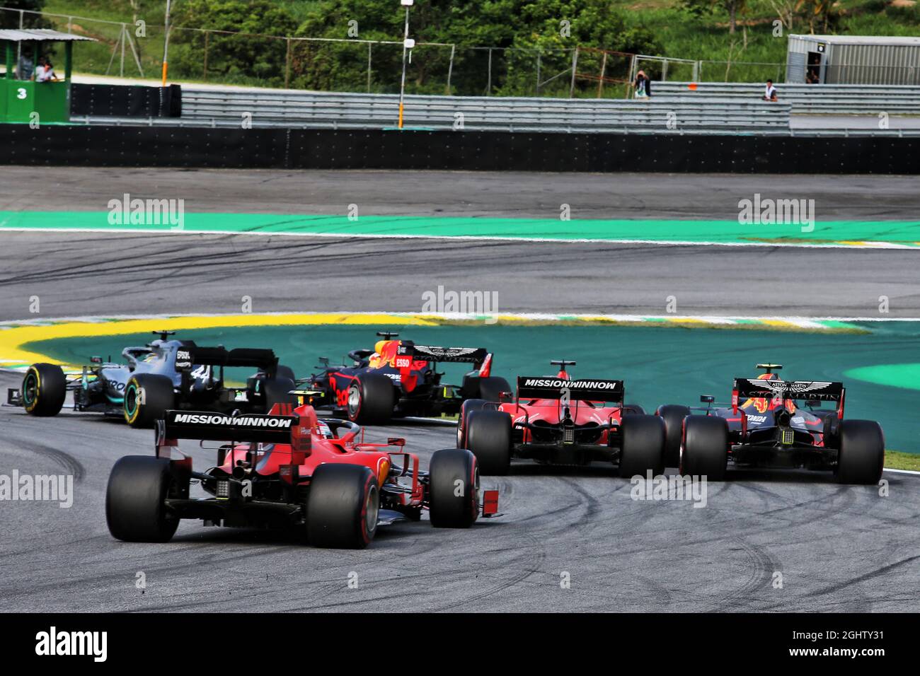 Charles Leclerc (MON) la Ferrari SF90 segue Alexander Albon (THA) Red Bull Racing RB15 e Sebastian Vettel (GER) la Ferrari SF90 al riavvio della Safety Car. 17.11.2019. Formula 1 World Championship, Rd 20, Gran Premio del Brasile, San Paolo, Brasile, Giorno di gara. Il credito fotografico dovrebbe essere: XPB/Press Association Images. Foto Stock