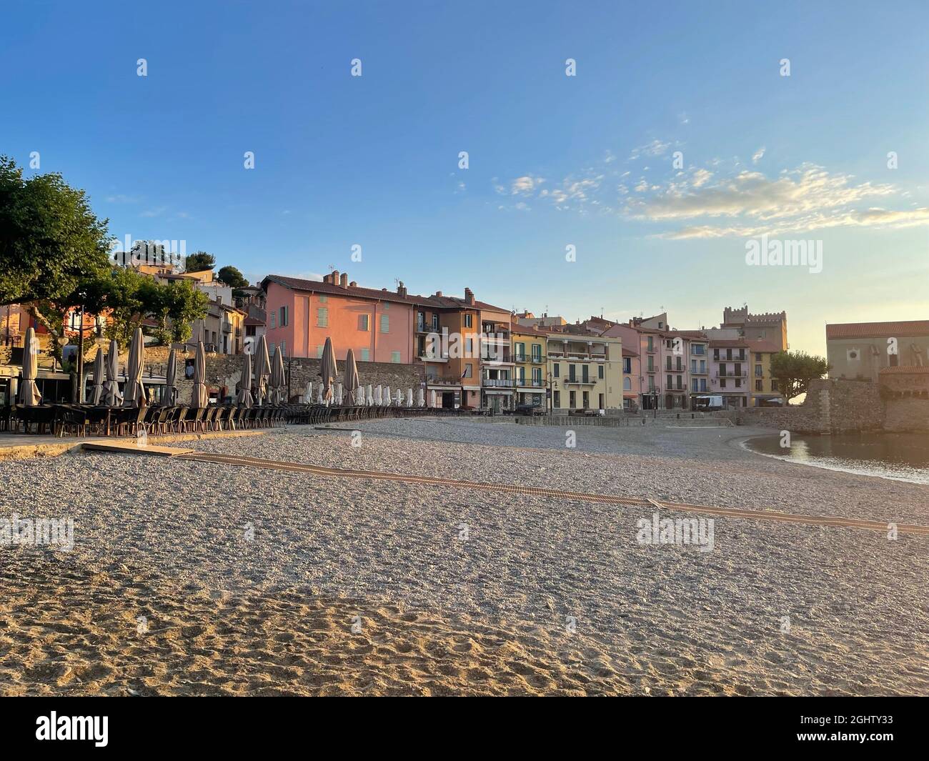 Spiaggia vuota all'alba, Plage des Pecheurs, Collioure, Pirenei Orientali, Francia Foto Stock