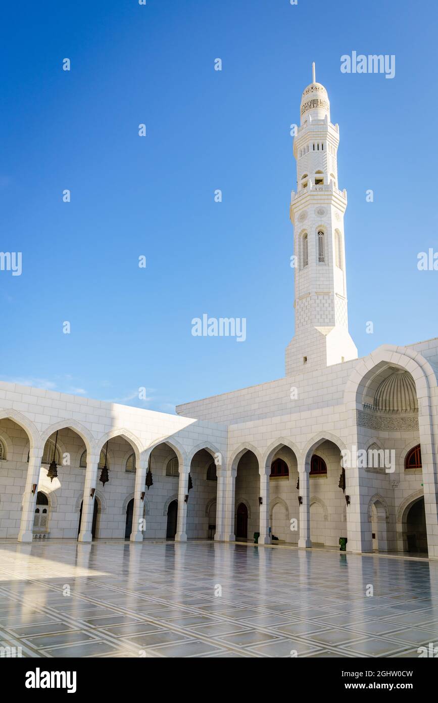 Cortile interno e minareto della moschea Muhammad al-Amin a Muscat, Oman Foto Stock