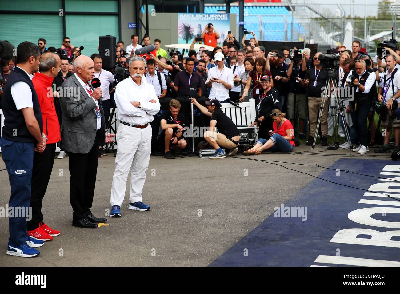 Chase Carey (USA) Presidente del Gruppo di Formula uno; Andrew Wesatcott (AUS) Amministratore Delegato Australian Grand Prix Corporation; e Michael Masi (AUS) Direttore Race FIA, in una conferenza stampa all'aperto successiva alla cancellazione del Gran Premio d'Australia. 13.03.2020. Formula 1 World Championship, Rd 1, Australian Grand Prix, Albert Park, Melbourne, Australia, giorno di pratica. Il credito fotografico dovrebbe essere: XPB/Press Association Images. Foto Stock