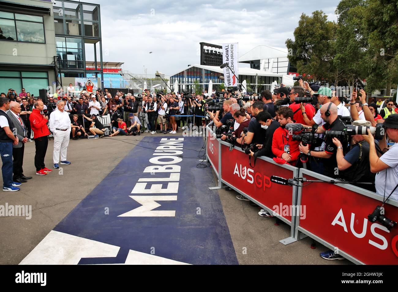 Chase Carey (USA) Presidente del Gruppo di Formula uno; Andrew Wesatcott (AUS) Amministratore Delegato Australian Grand Prix Corporation; e Michael Masi (AUS) Direttore Race FIA, in una conferenza stampa all'aperto successiva alla cancellazione del Gran Premio d'Australia. 13.03.2020. Formula 1 World Championship, Rd 1, Australian Grand Prix, Albert Park, Melbourne, Australia, giorno di pratica. Il credito fotografico dovrebbe essere: XPB/Press Association Images. Foto Stock
