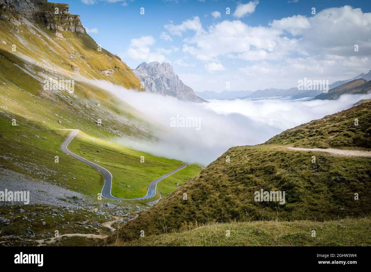 Klausen passa attraverso le nubi basse sulle Alpi svizzere, Svizzera Foto Stock