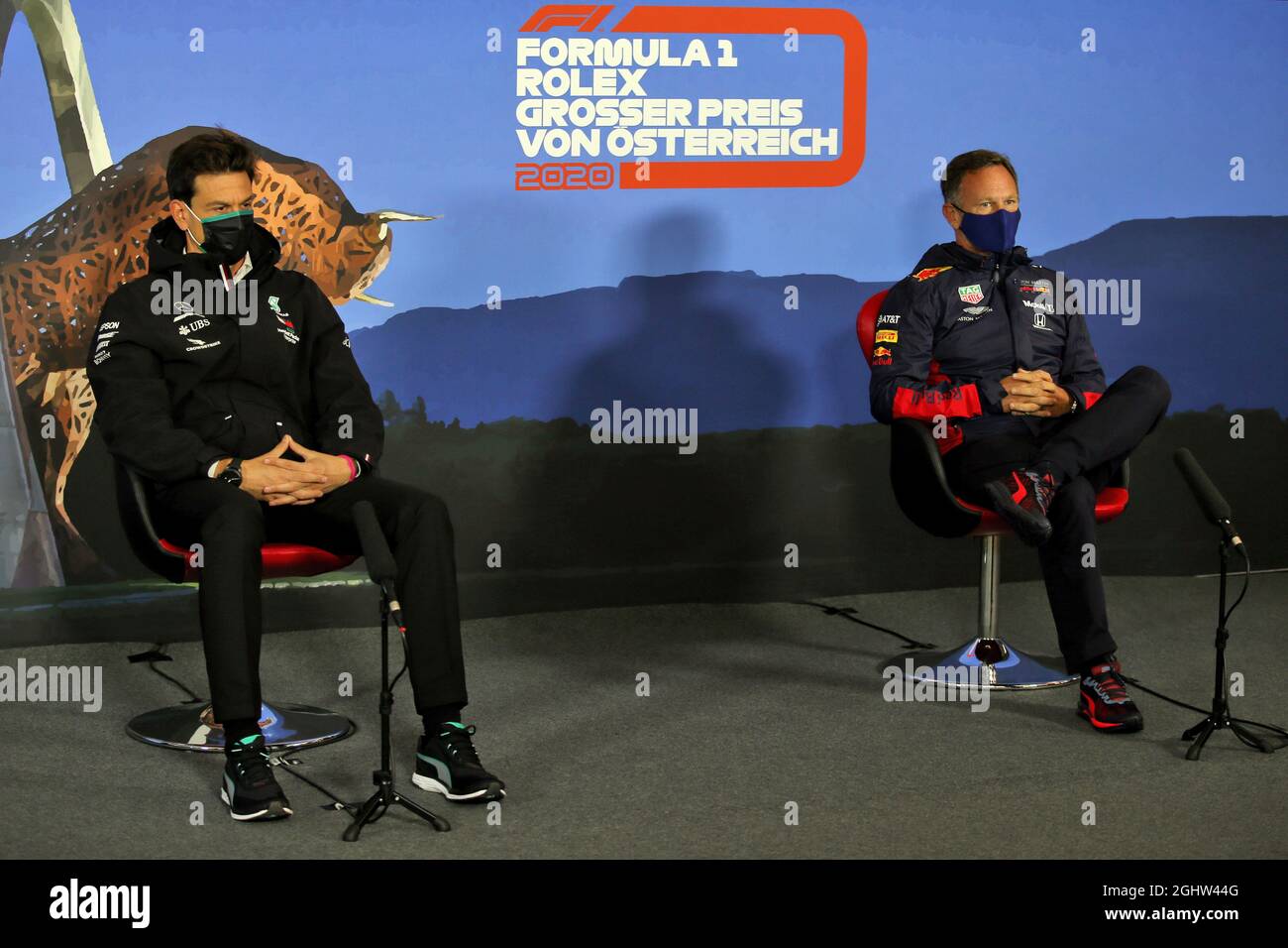 (Da L a R): Toto Wolff (GER) Mercedes AMG F1 azionista e Direttore Esecutivo e Christian Horner (GBR) Red Bull Racing Team Principal alla FIA Press Conference. 03.07.2020. Formula 1 World Championship, Rd 1, Gran Premio d'Austria, Spielberg, Austria, Giorno della pratica. Il credito fotografico dovrebbe essere: XPB/Press Association Images. Foto Stock