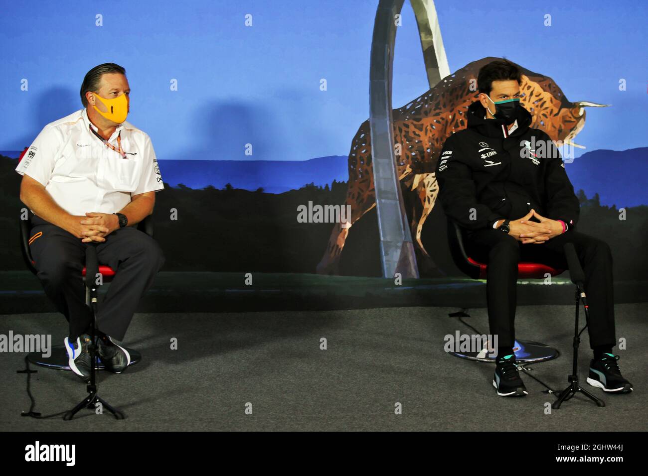 (Da L a R): Zak Brown (USA) Direttore Esecutivo McLaren e Toto Wolff (GER) azionista e Direttore Esecutivo Mercedes AMG F1 alla FIA Press Conference. 03.07.2020. Formula 1 World Championship, Rd 1, Gran Premio d'Austria, Spielberg, Austria, Giorno della pratica. Il credito fotografico dovrebbe essere: XPB/Press Association Images. Foto Stock