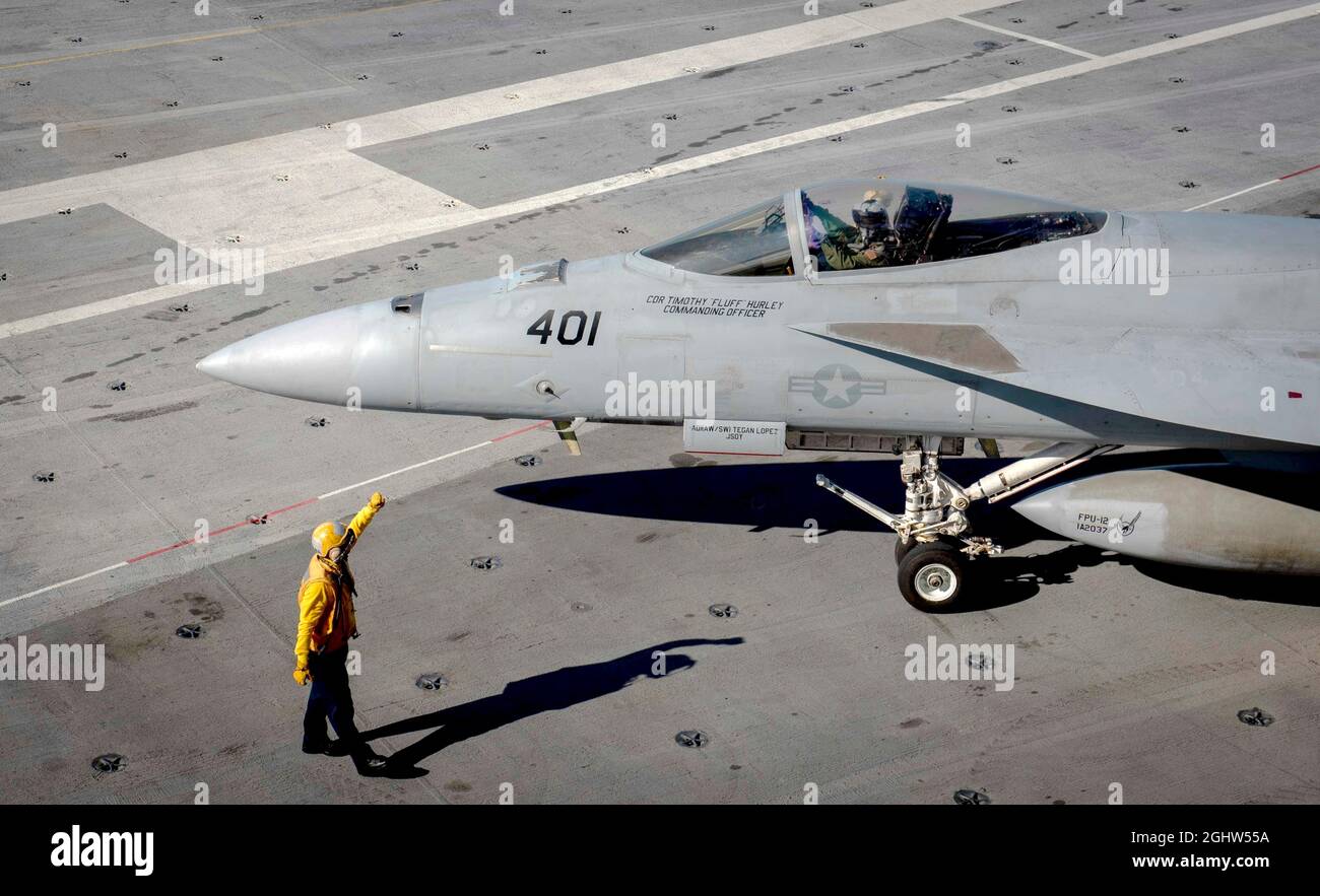 USS George Bush, Stati Uniti. 06 settembre 2021. Un equipaggio di coperta di gialle della Marina degli Stati Uniti dirige un velivolo da caccia F/A-18E Super Hornet, assegnato ai Knighthawks di Strike Fighter Squadron 136, per arrestarsi durante le operazioni sul ponte di volo del portaerei di classe Nimitz USS George H. W. Bush durante la certificazione di ponte di volo 6 settembre, 2021 nell'Oceano Atlantico. Il super-vettore è in corso per la prima volta in 28 mesi a seguito di un'ampia manutenzione e modernizzazione. Credit: MC2 Hillary Becke/Planetpix/Alamy Live News Credit: Planetpix/Alamy Live News Foto Stock