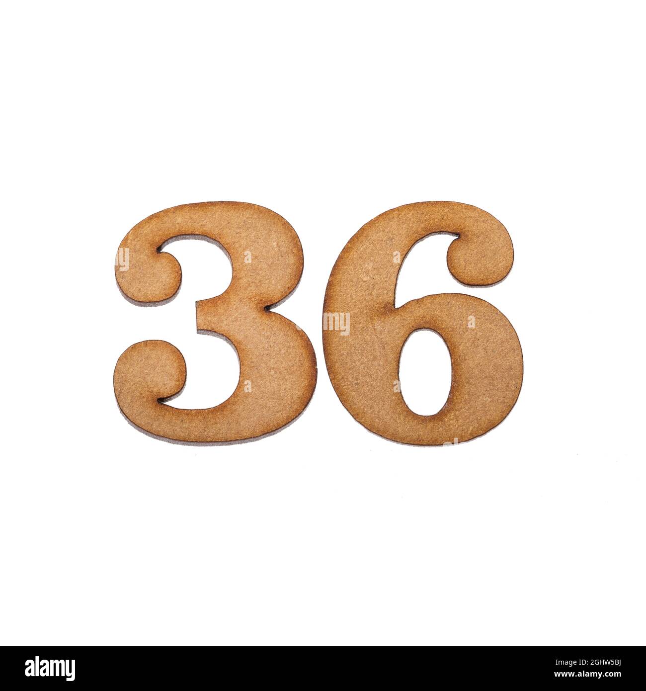 Numero 36 in legno, isolato su sfondo bianco Foto Stock