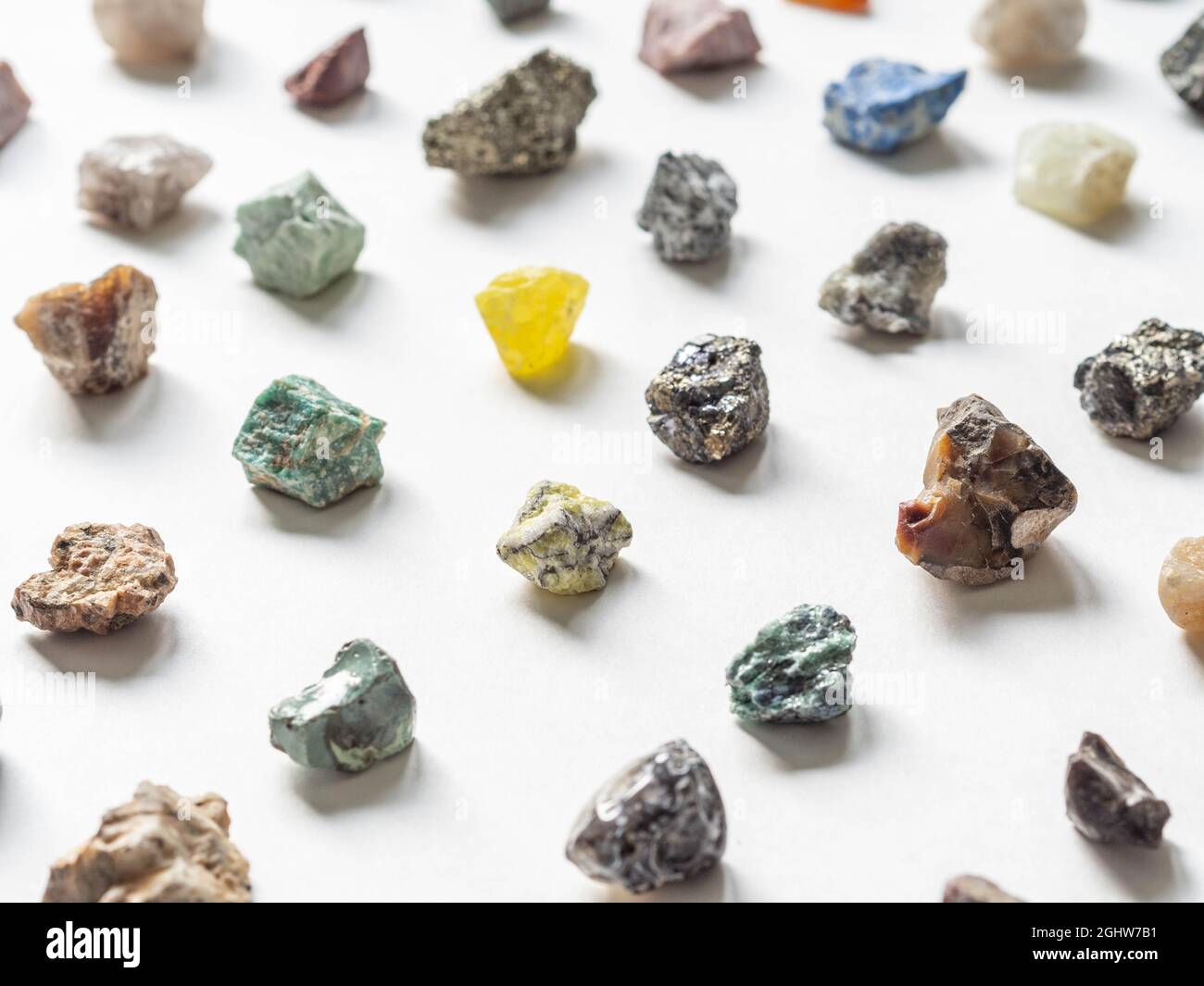 Raccolta di pietre naturali e minerali. Colorate varie pietre minerali grezze e non tagliate, gemma e pietra di guarigione collezione di vari colori e. Foto Stock