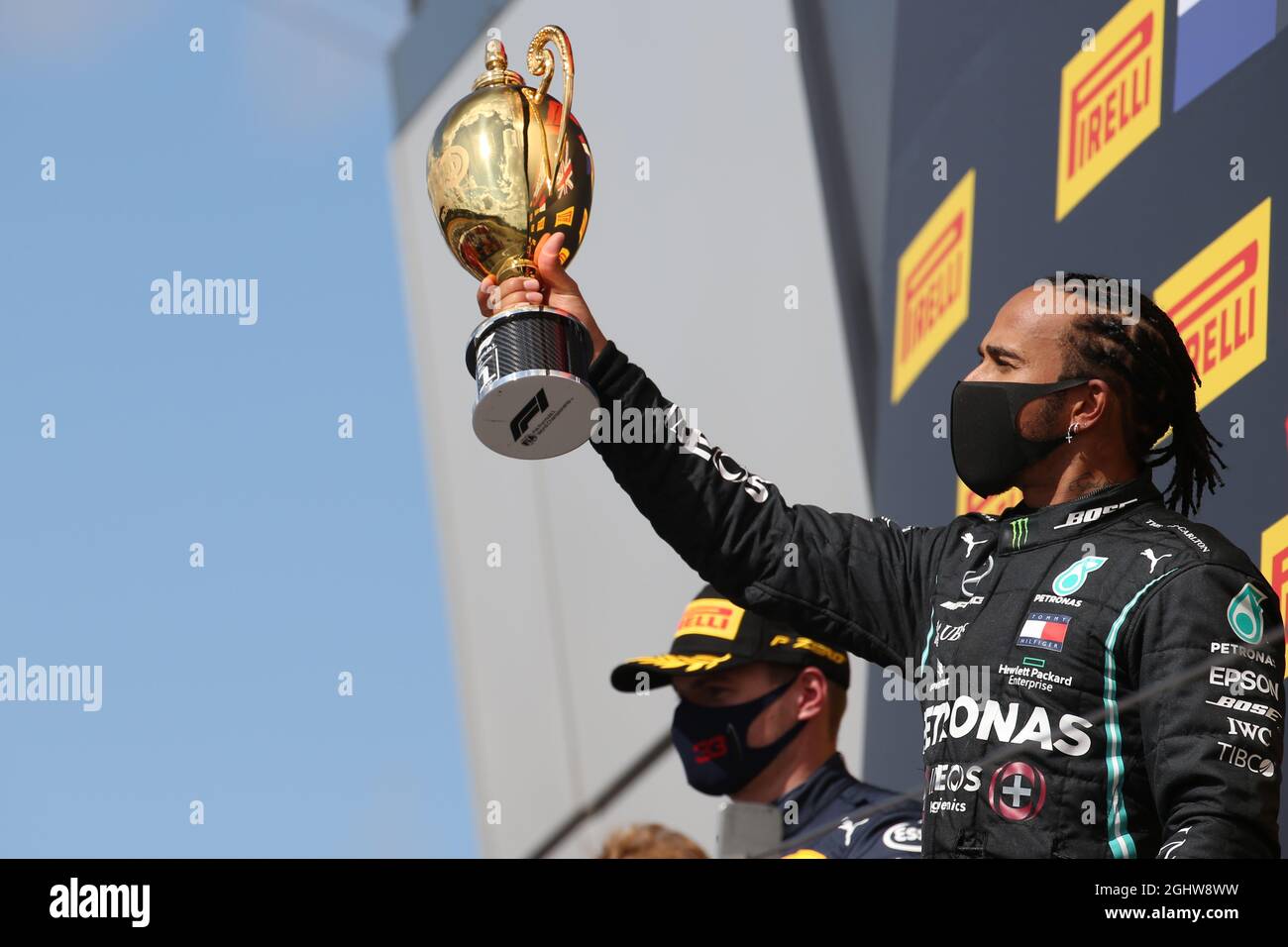 Il vincitore della gara Lewis Hamilton (GBR) Mercedes AMG F1 celebra sul podio. 02.08.2020. Formula 1 World Championship, Rd 4, Gran Premio di Gran Bretagna, Silverstone, Inghilterra, Giorno di gara. Il credito fotografico dovrebbe essere: XPB/Press Association Images. Foto Stock