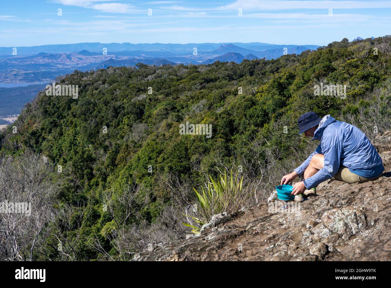 Escursionista che fa una tazza di tè, Scenic Rim Trail, Bare Rock, Main Range National Park, Queensland, Australia Foto Stock